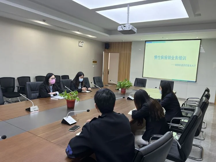 工作人员围绕服务工作开展交流讨论