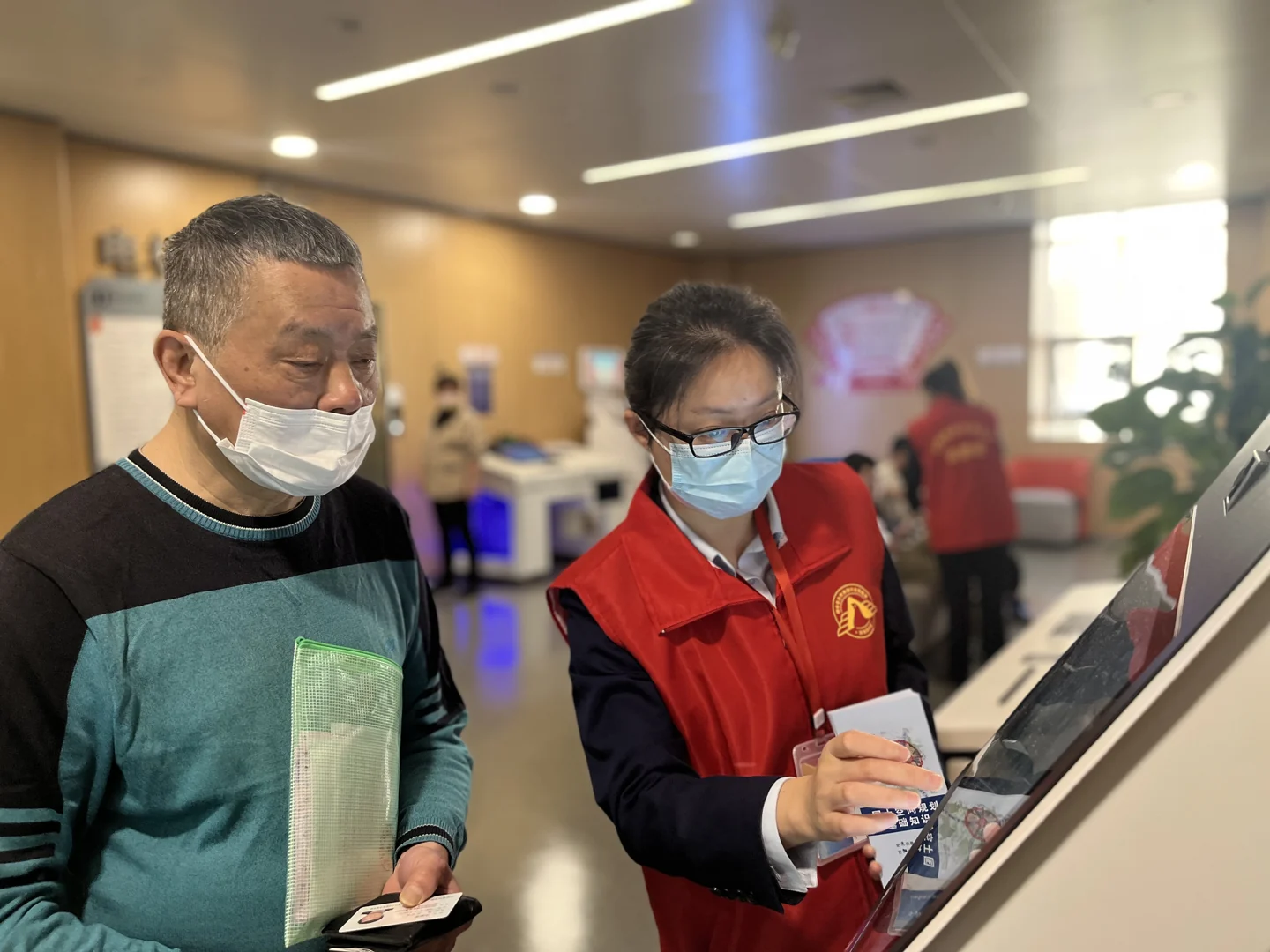 志愿者协助居民查询和理解办事信息