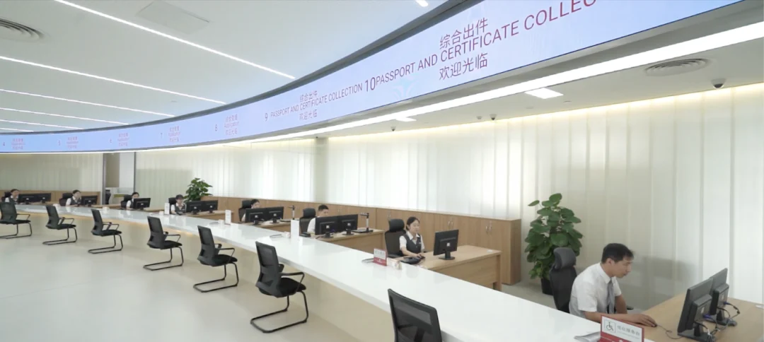 政务服务大厅内整齐排列的咨询窗口