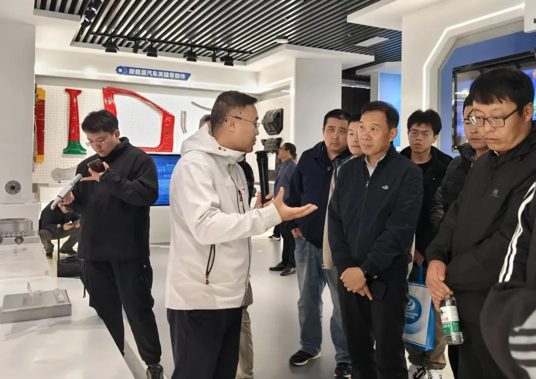 老师现场讲解实训设备的操作方法