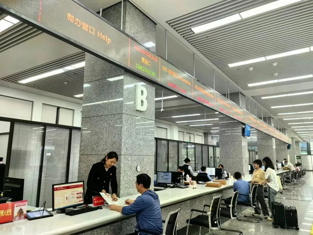服务窗口工作人员为居民讲解办理事项